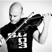 Laureato in Violino al Conservatorio, musicista professionista